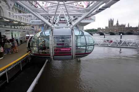 Nastupujeme na obří vyhlídkové kolo London Eye.